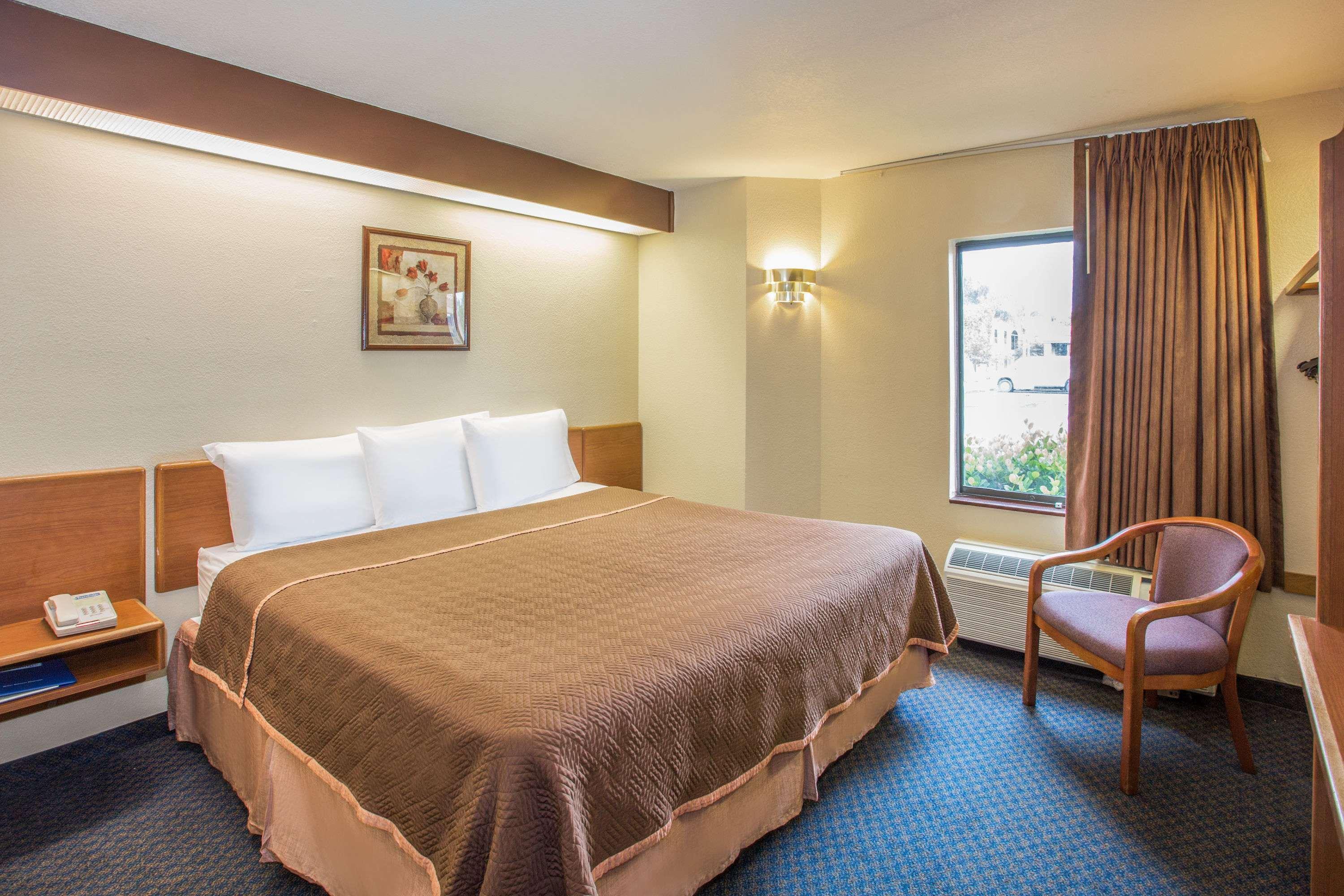 Travelodge By Wyndham Fort Myers Airport Exterior photo