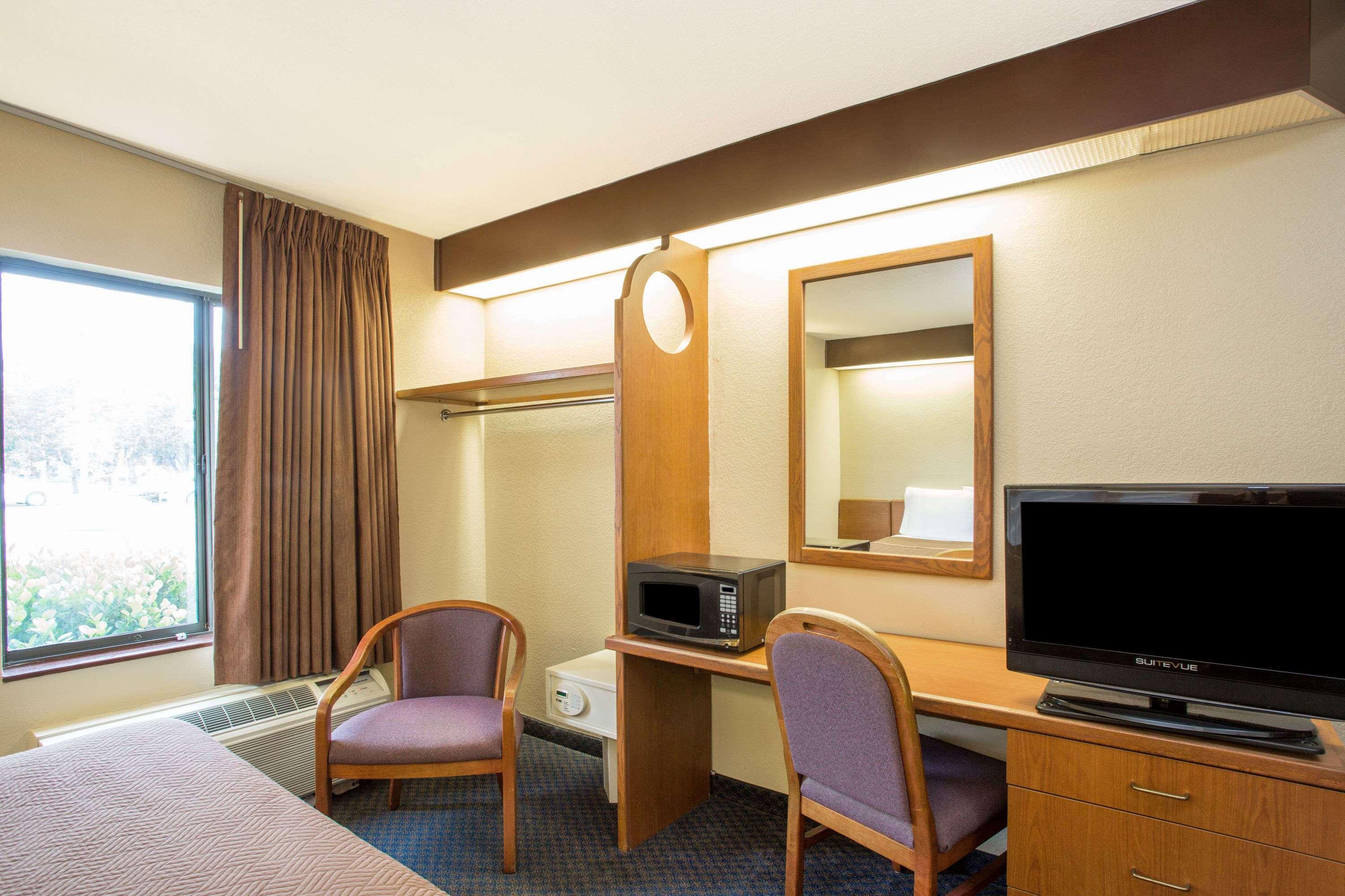 Travelodge By Wyndham Fort Myers Airport Exterior photo